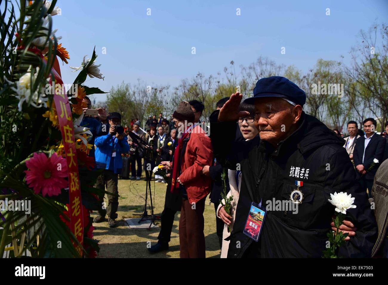 (150408)--TAI'ERZHUANG, 8. April 2015 (Xinhua)--Veteran Shao Jingdou, 101, macht es einen militärischen Gruß vor einem Grab des unbekannten Soldaten im Park Relikte der Tai'erzhuang Schlacht während einer Zeremonie anlässlich den 77. Jahrestag des Sieges der Schlacht im Tai'erzhuang, der ostchinesischen Provinz Shandong, 8. April 2015. Die Tai'erzhuang der Kampf im Anti-japanischen Krieg (1937-1845) 1938 zwischen chinesischen und japanischen Armeen, war der erste große chinesische Sieg des Krieges. Es erniedrigt das japanische Militär und seinen Ruf als eine unbesiegbare Kraft. In der Zwischenzeit, es Greatl Stockfoto