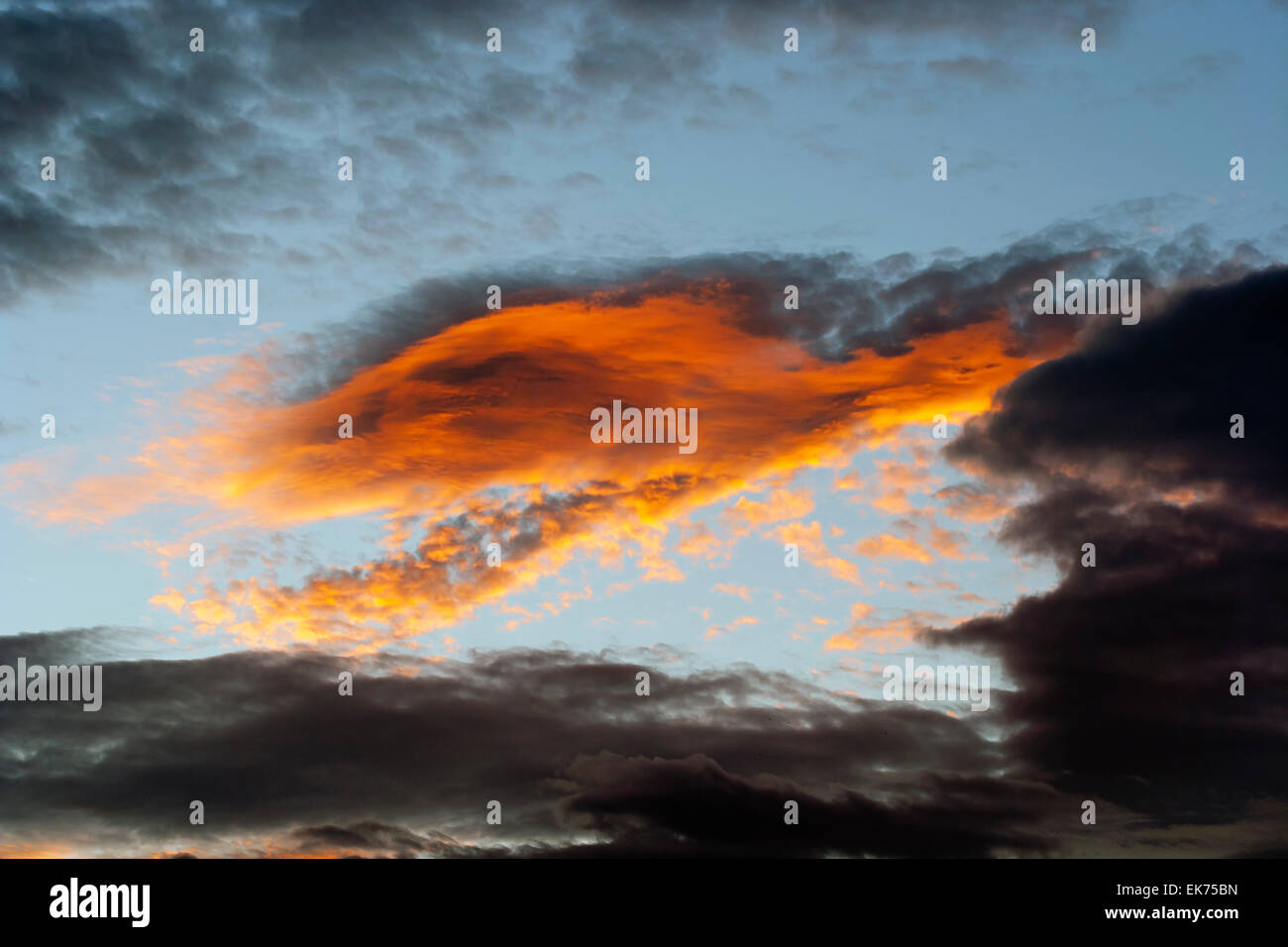 Himmel bei Sonnenuntergang - feurige Wolke Stockfoto