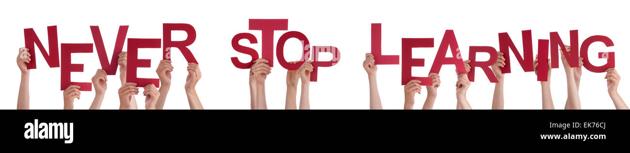 Viele kaukasische Menschen und Händen mit roten Buchstaben oder Zeichen Gebäude der isolierte englische Wort nie aufhören zu lernen am Pfingstmontag Stockfoto