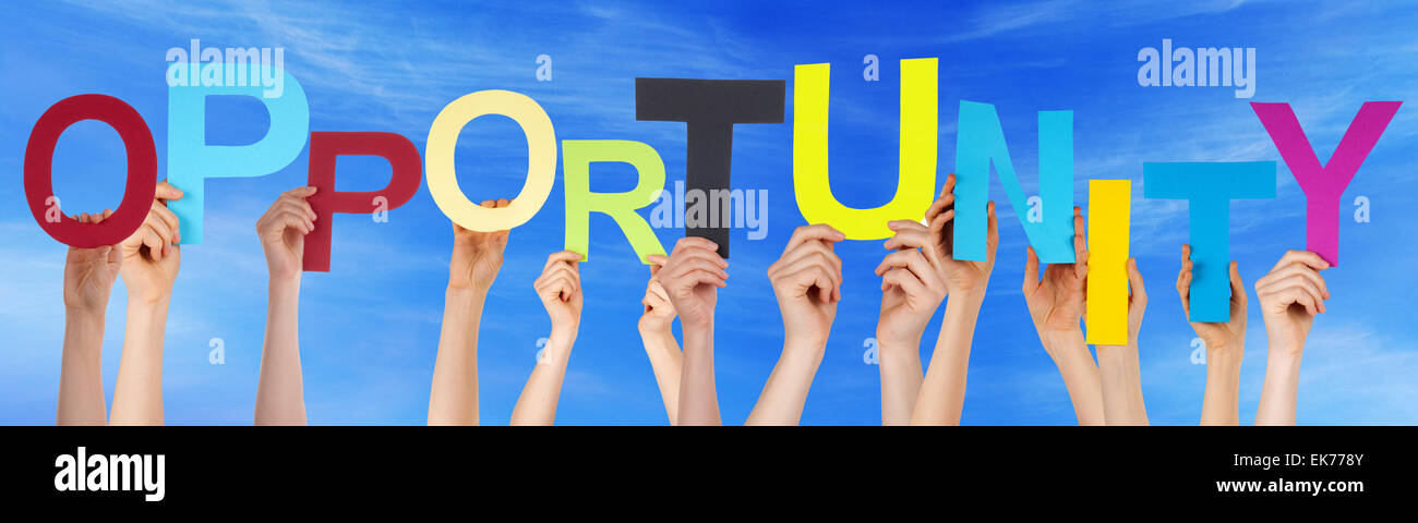 Viele Hände halten bunte Buchstaben oder Zeichen Gebäude das englische Wort Gelegenheit auf blauen Himmel und kaukasische Menschen Stockfoto