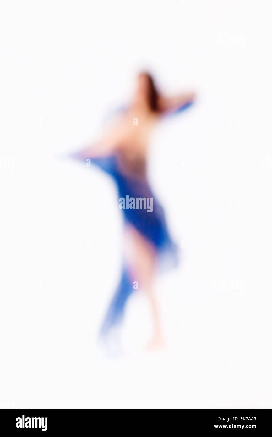 Abstrakte Out of Focus Bild einer Frau mit blauem Tuch Stockfoto