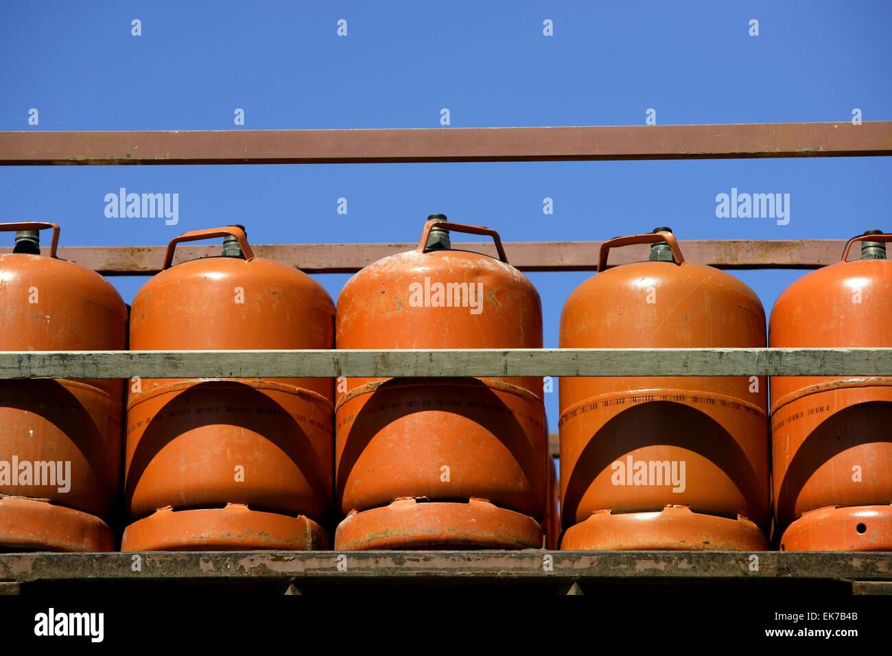 Botellas, Bombonas de gas Butano Farbe Naranja. Orange Gas-Racks Stockfoto