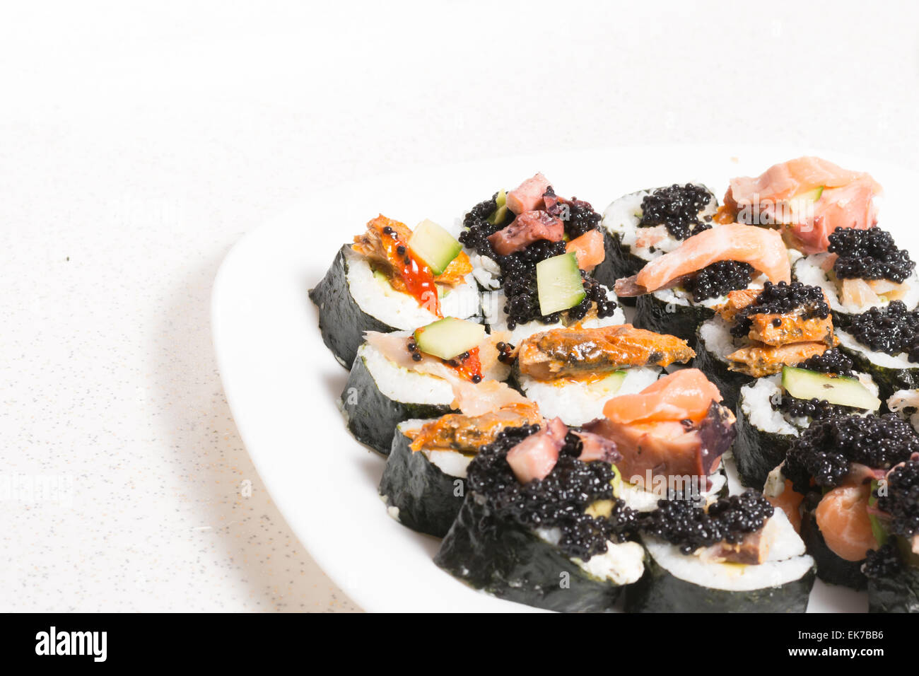 Hausgemachte Sushi in einem weißen Teller mit Wasabi und Kaviar Stockfoto