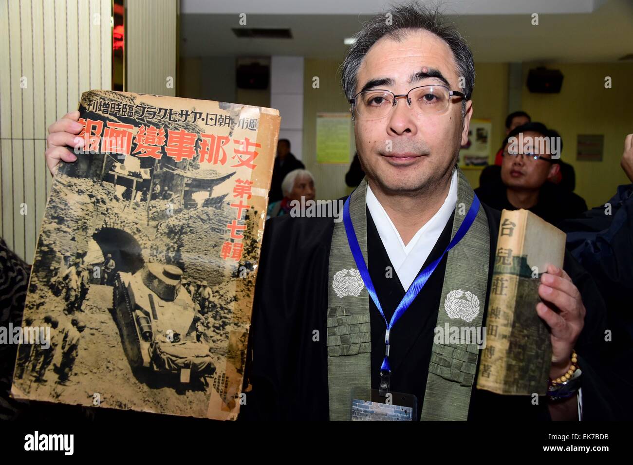 (150408)--TAI'ERZHUANG, 8. April 2015 (Xinhua)--japanischen Mönch Ohigashi zeigt ein Beweismittel zum Nachweis der japanischen Invasion im Rahmen einer Feierstunde des 77. Jahrestages des Sieges der Schlacht im Tai'erzhuang, der ostchinesischen Provinz Shandong, 8. April 2015. Ohigashi Sachspenden mehrere Beweismittel zum Nachweis der japanischen Invasion in China während der Periode der Tai'erzhuang Schlacht. Die Tai'erzhuang der Kampf im Anti-japanischen Krieg (1937-1845) 1938 zwischen chinesischen und japanischen Armeen, war der erste große chinesische Sieg des Krieges. Es erniedrigt die japanische milit Stockfoto