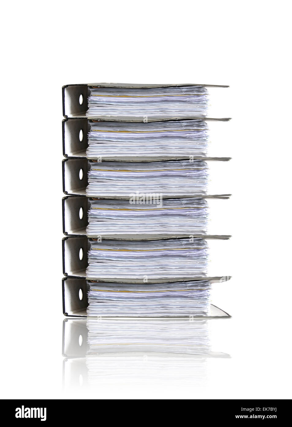 Haufen von Ordnern auf weiß Stockfoto