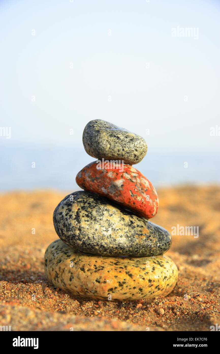 Steinen am Ufer des Meeres Stockfoto