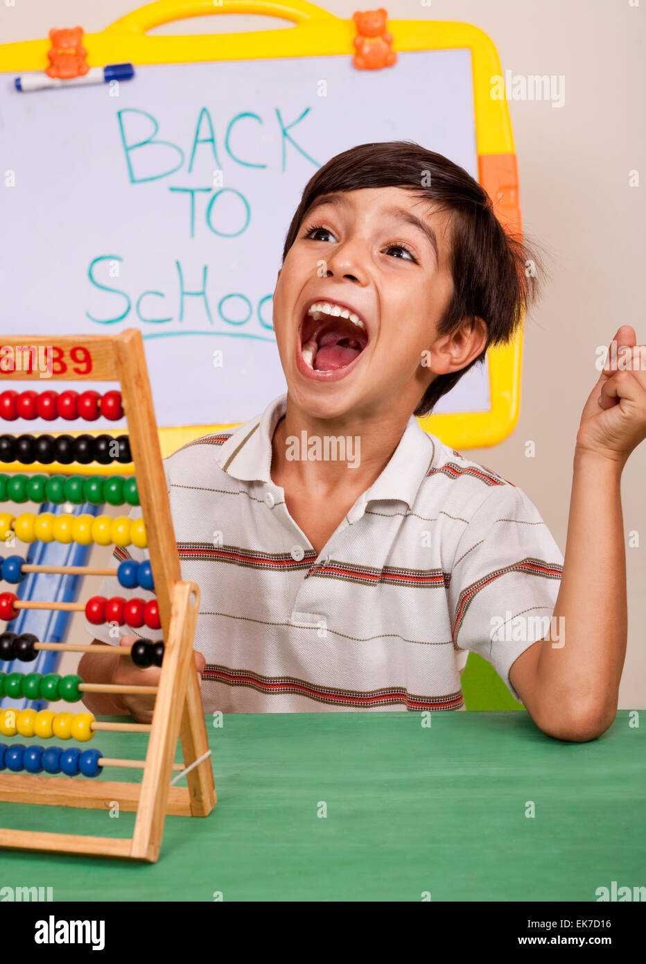Junge mit Abacus laut zu schreien Stockfoto