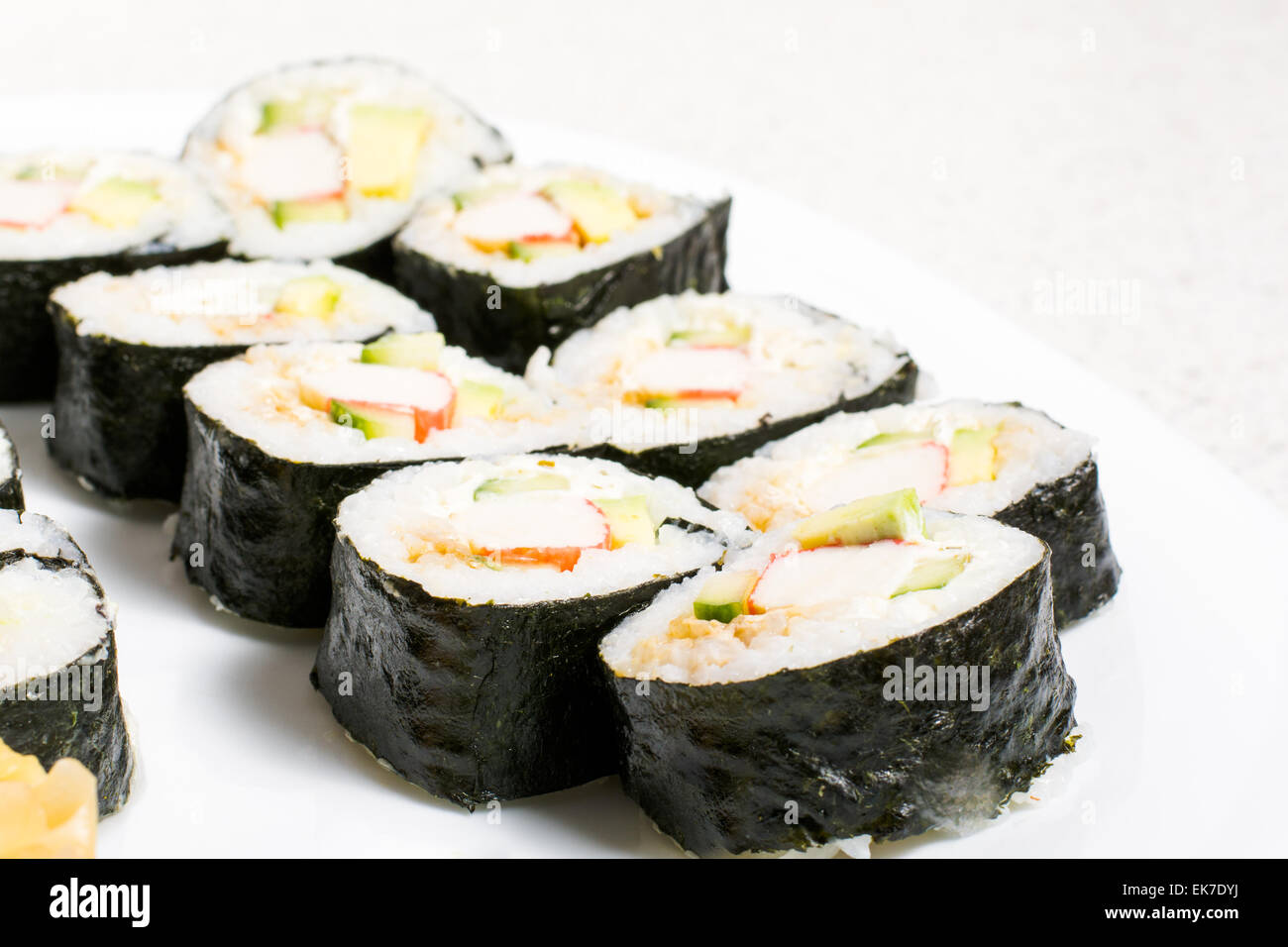 Hausgemachte Sushi in einem weißen Teller mit Wasabi und Ingwer Stockfoto