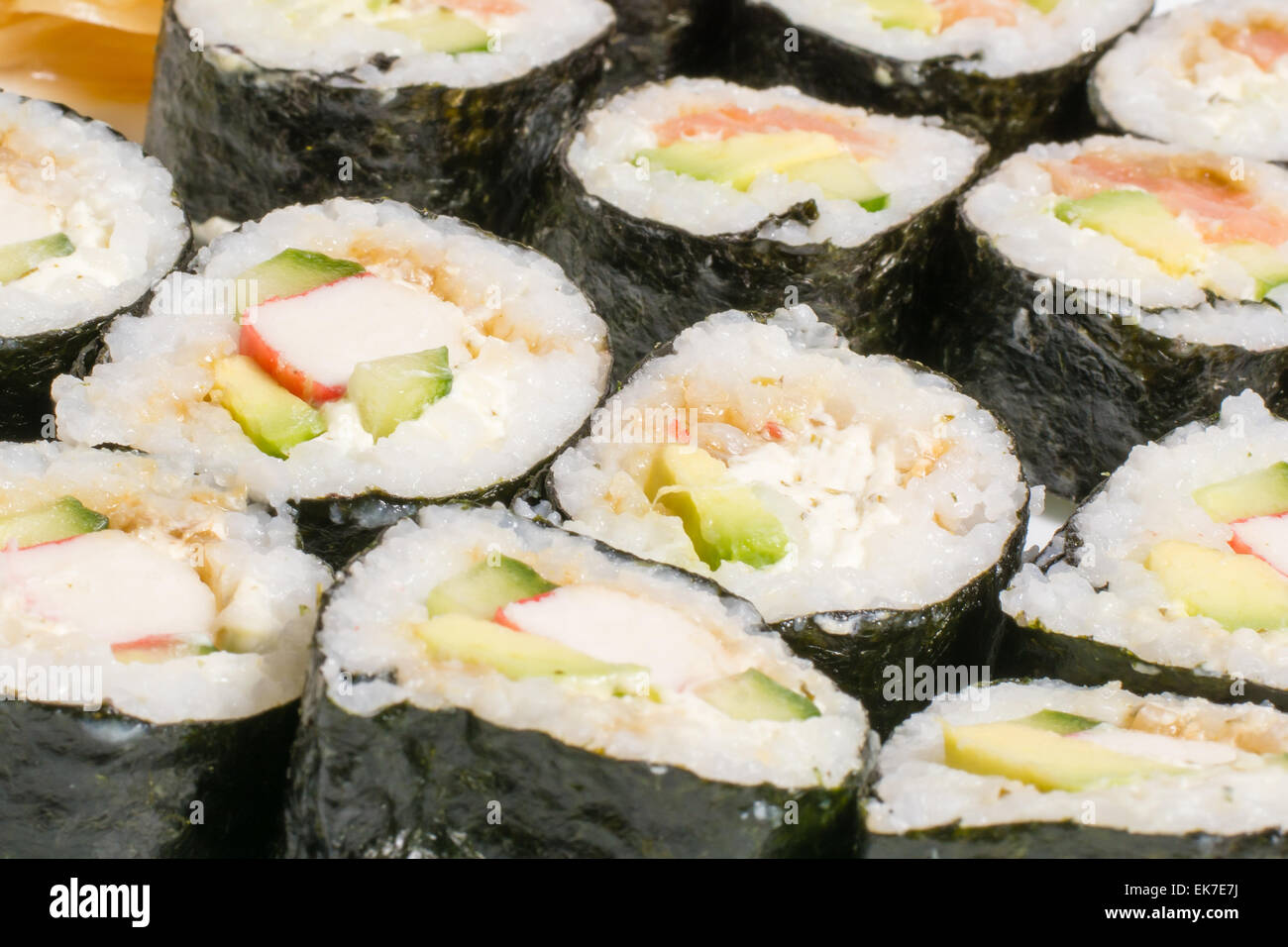 Hausgemachte Sushi in einem weißen Teller mit Wasabi und Ingwer Stockfoto