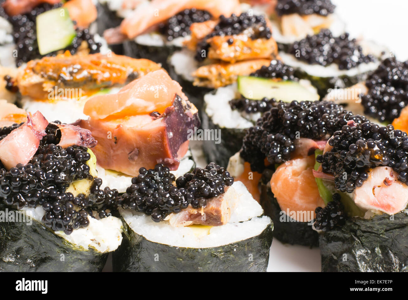 Hausgemachte Sushi in einem weißen Teller mit Wasabi und Kaviar Stockfoto