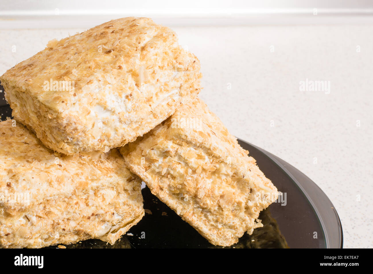 Verschiedene Desserts mit Sahnehäubchen, Kokosnuss und Puderzucker Stockfoto