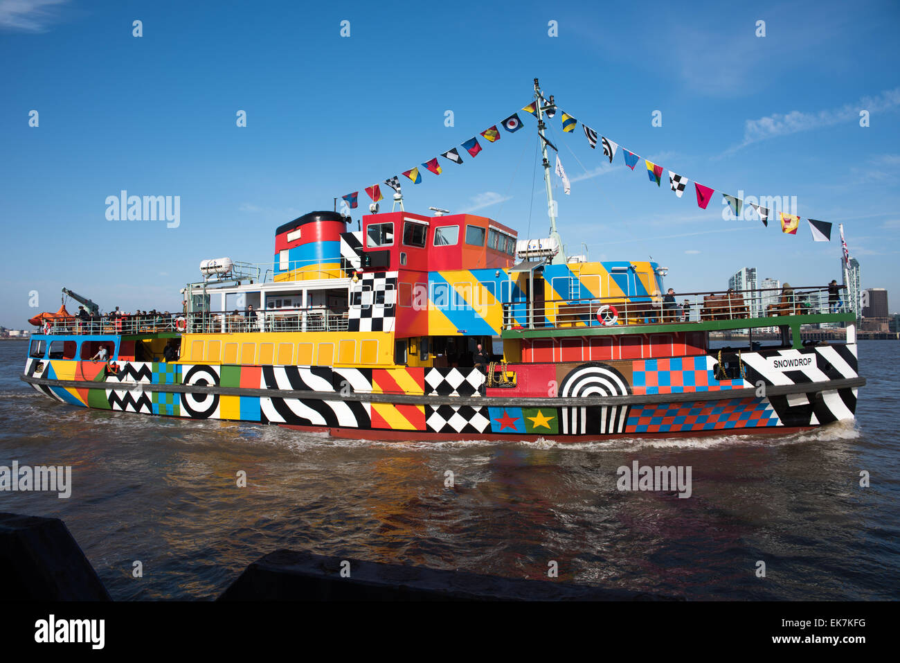 Fluß Mersey Fähre Dazzle Schiff. Entworfen von Sir Peter Blake, das Cover von Sgt. Pepper für The Beatles gestaltet Stockfoto