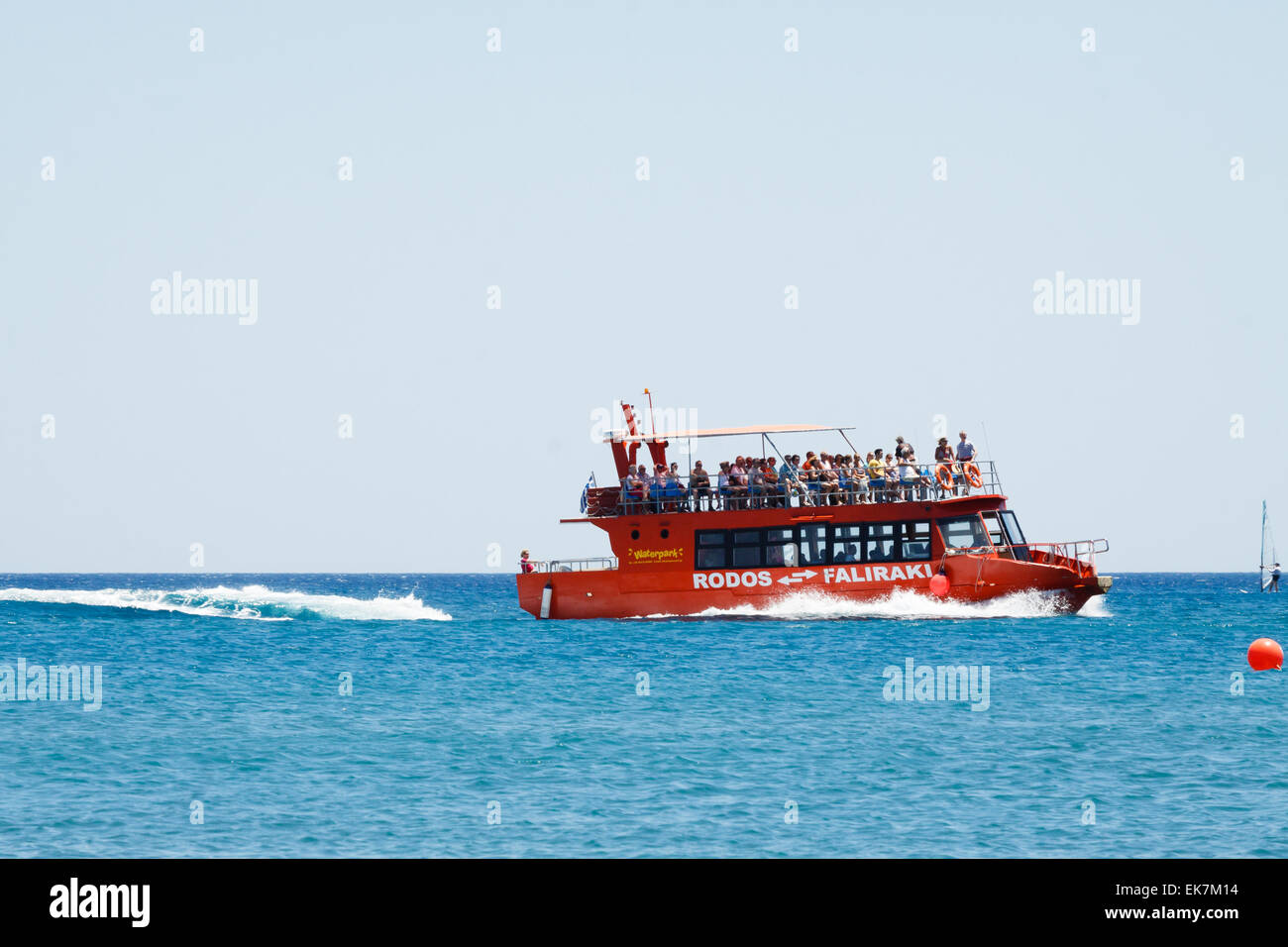 Ausflugsboot voller Touristen in der Nähe von berühmten Faliraki Strand Meer auf der Insel Rhodos in Griechenland Stockfoto