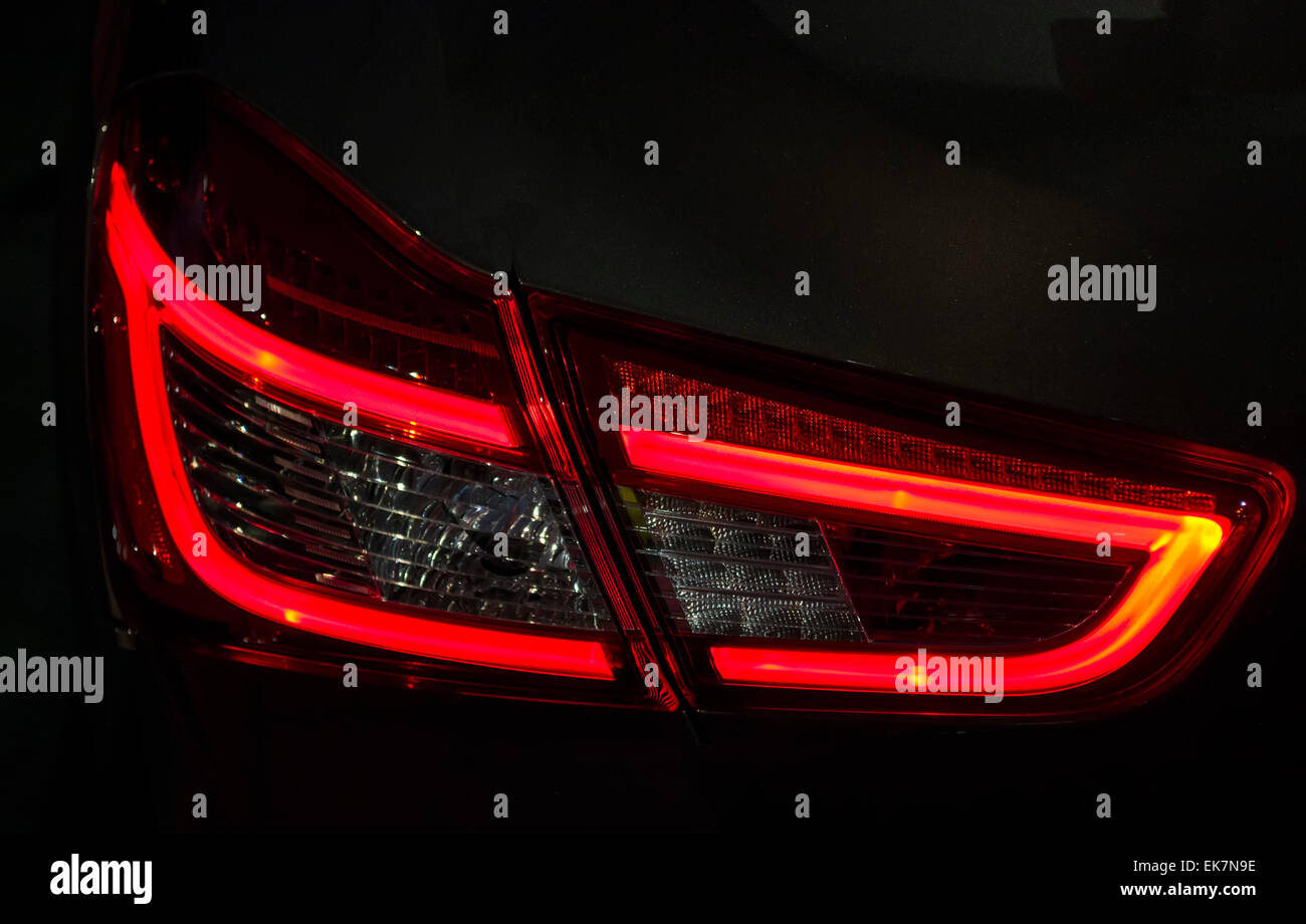 Detail von einem modernen Auto LED Tail lights auf dunklem Hintergrund Stockfoto