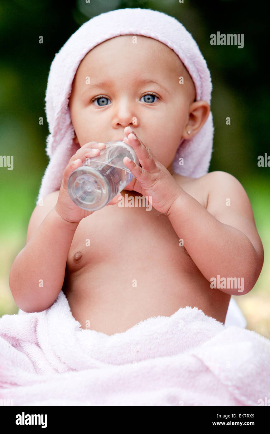 Baby und eine Ölflasche Stockfoto