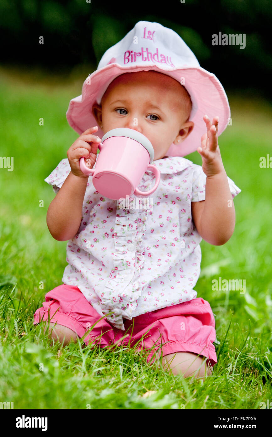 Baby trinkt zum 1. Geburtstag Stockfoto