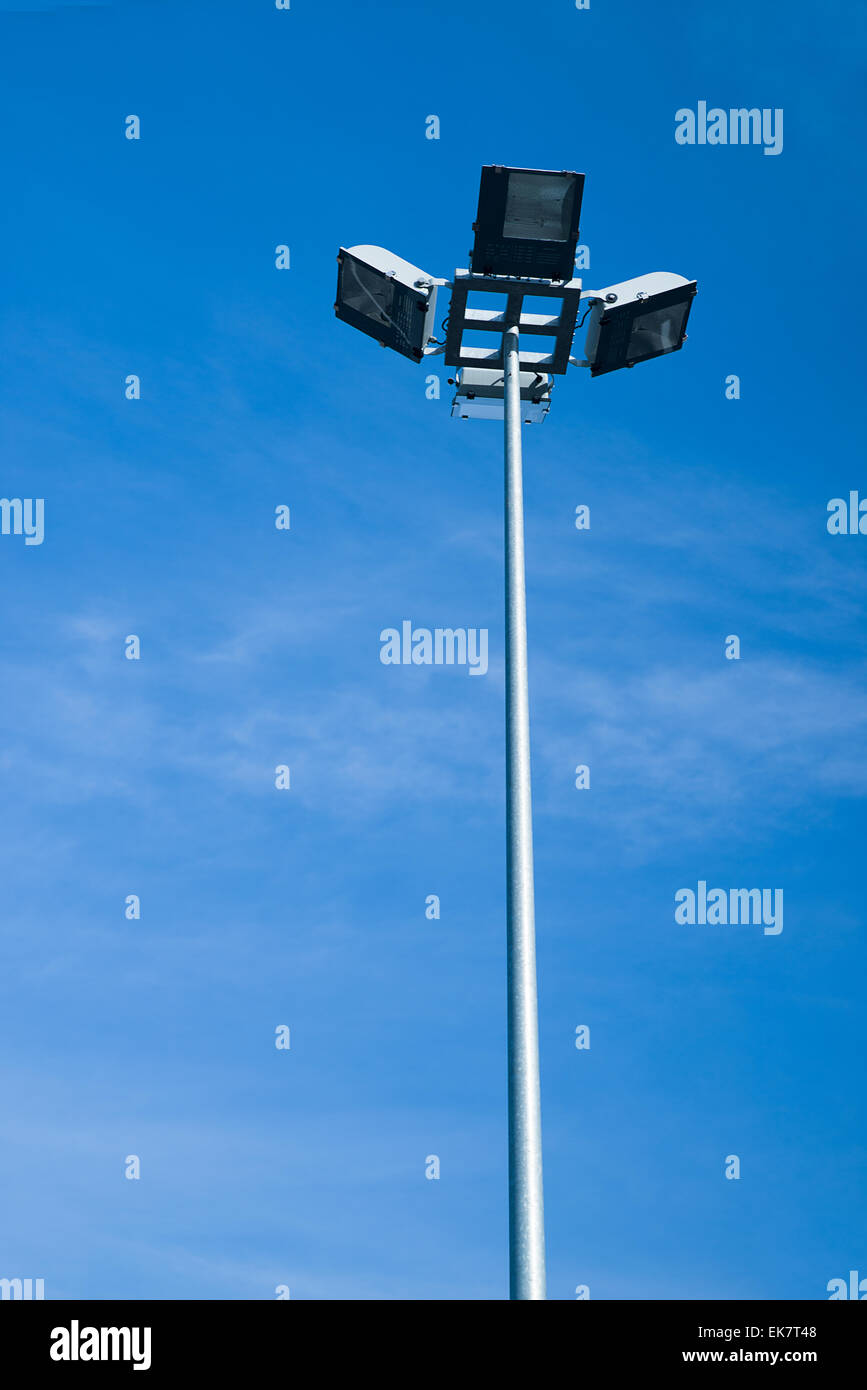 Mast, die Beleuchtung der Straßen der Stadt auf einem Hintergrund des blauen Himmels Stockfoto