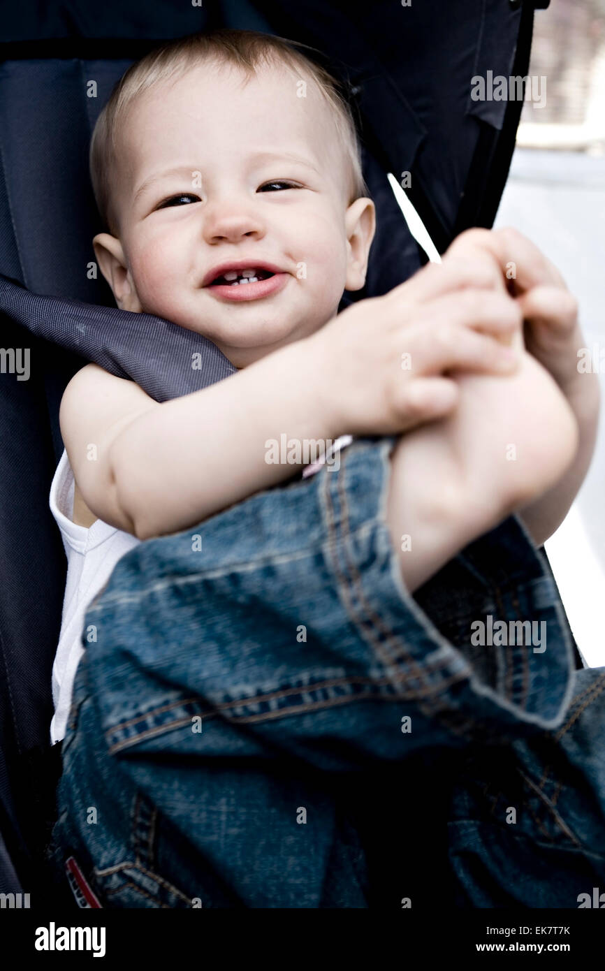 Baby Junge spielt mit seinem Fuß Stockfoto