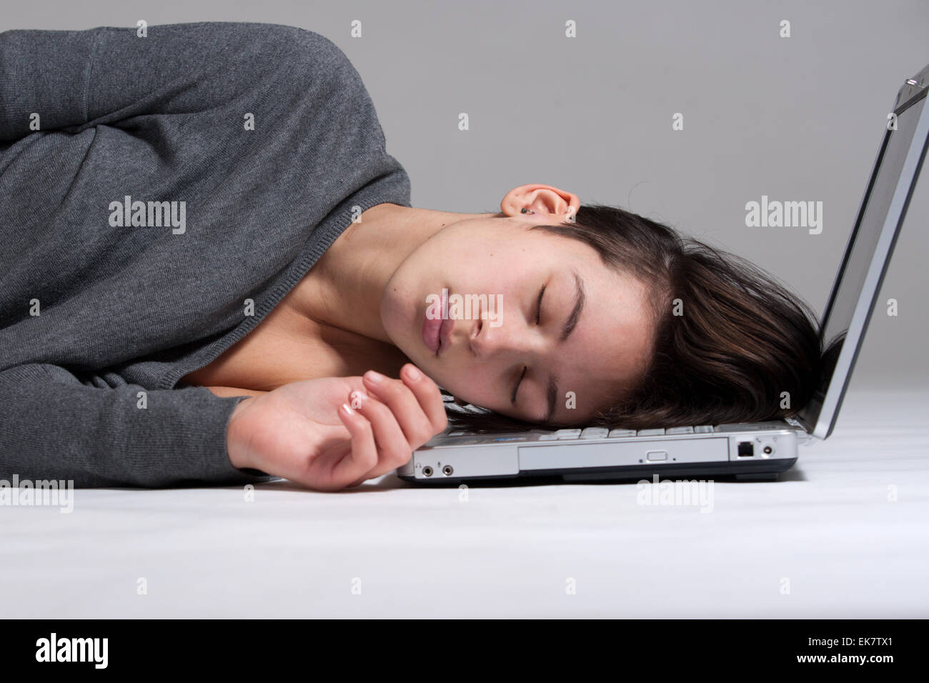 Junge Frau am Boden mit notebook Stockfoto