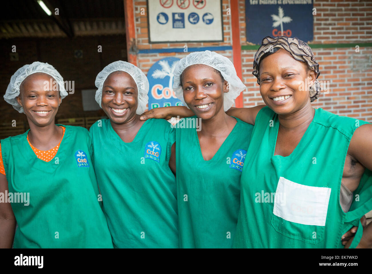 Mitarbeiter stehen zusammen auf einer Kokosnuss-Produktionsstätte in Grand Bassam, Elfenbeinküste, Westafrika. Stockfoto