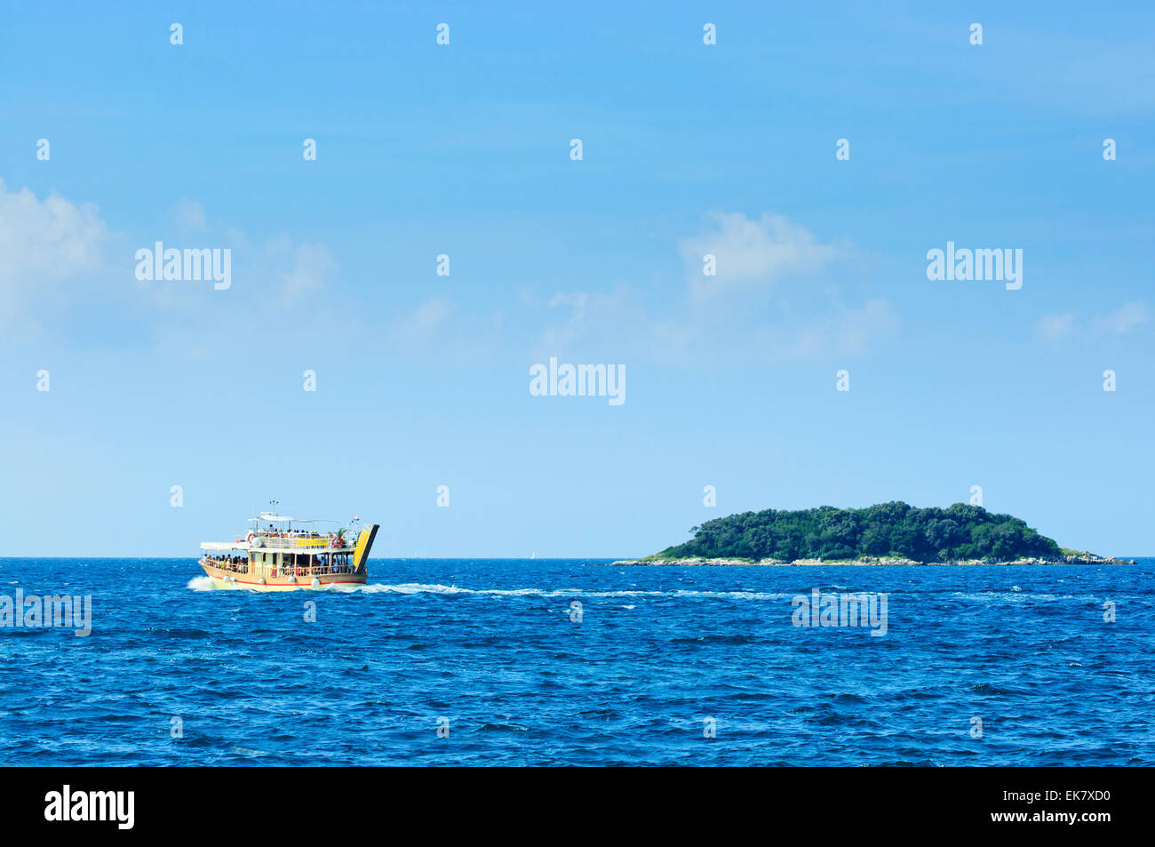 Weißes Boot auf das Meer der Adria Stockfoto