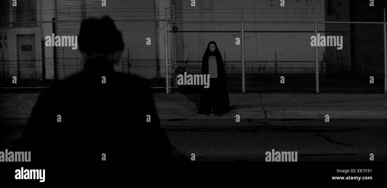 Ein Mädchen geht allein zu Hause in der Nacht ist ein US-amerikanischer Spielfilm von Ana Lily Amirpour 2014. Gekennzeichnet als "Der erste iranische Vampir Western", wurde es entschieden, in das Traineeprogramm beim Sundance Film Festival 2014 zeigen. Stockfoto