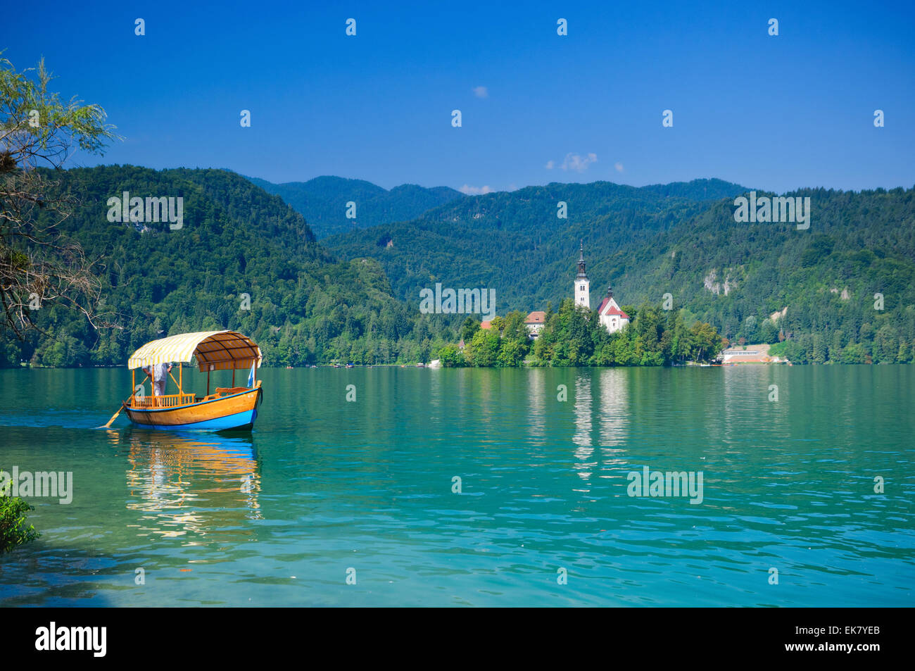 Bunte Boot auf See Bled. Slowenien Stockfoto