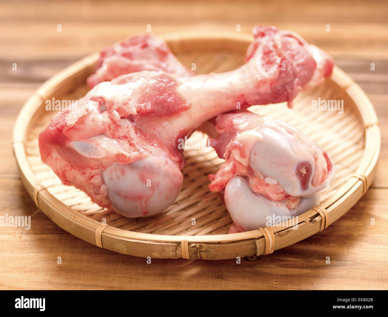 Schweinefleisch-Knochen in Korb Stockfoto
