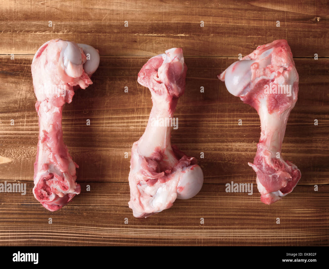 Schweinefleisch-Knochen auf Holz Stockfoto