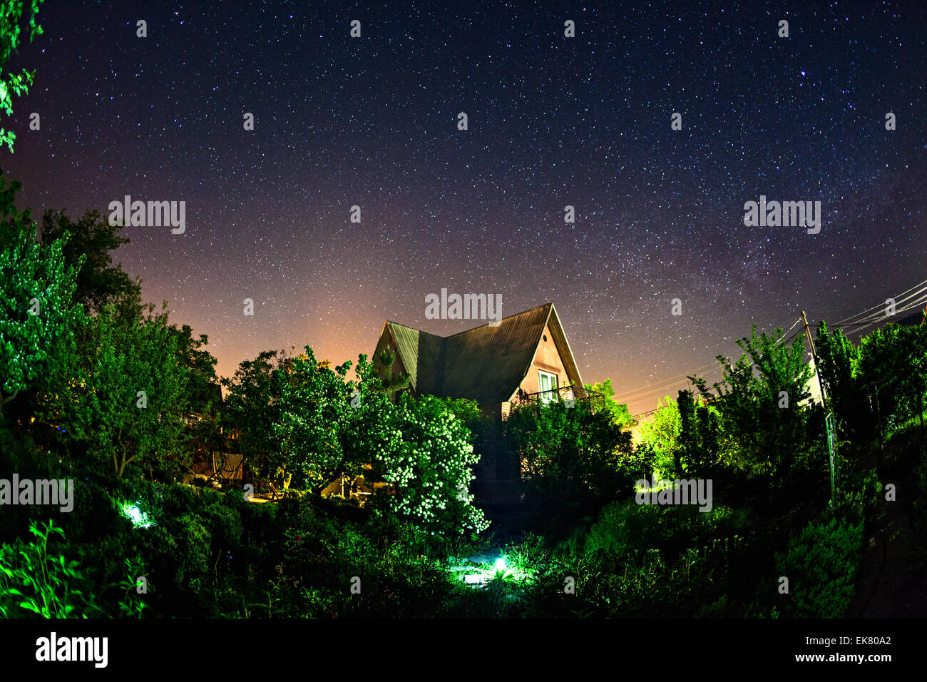 Himmel voller Sterne. Schönen Sommernacht auf der Krim Stockfoto