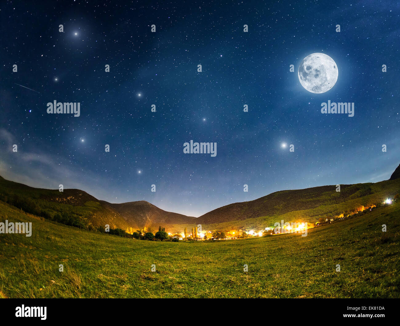 Vollmond. Sommernacht mit Sternen. Crimea Berge Stockfoto
