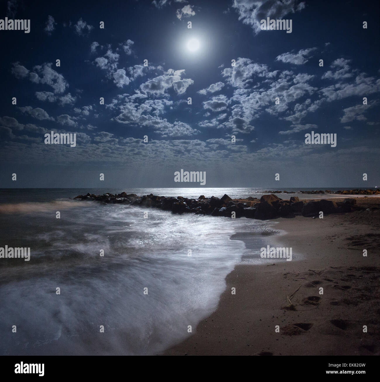 Schönen Sommernacht am Meer in der Ukraine. Full moon Stockfoto