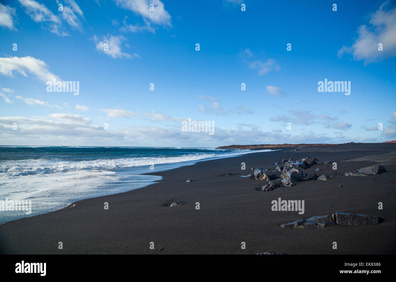 Exotischen Strand mit schwarzem sand Stockfoto