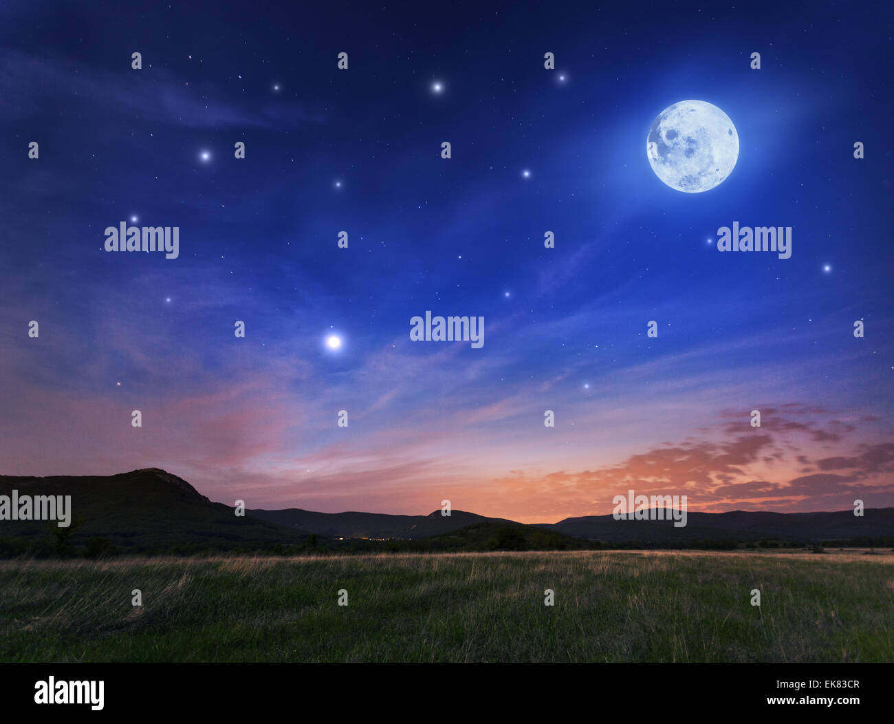 Schönen Nachthimmel mit Vollmond und Sterne. Frühling auf der Krim Stockfoto