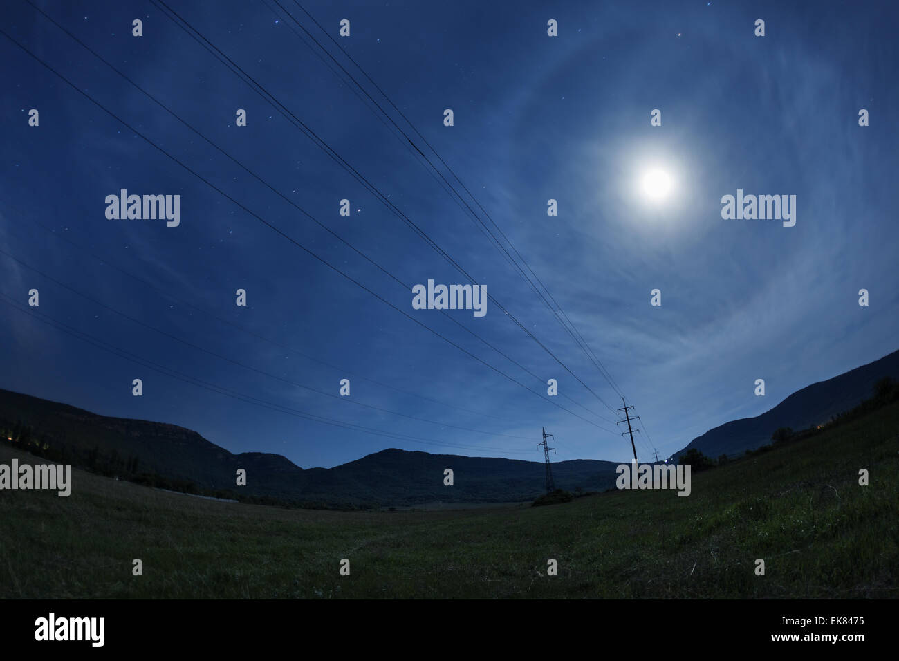 Schönen Nachthimmel mit Vollmond und Sterne. Frühling auf der Krim Stockfoto