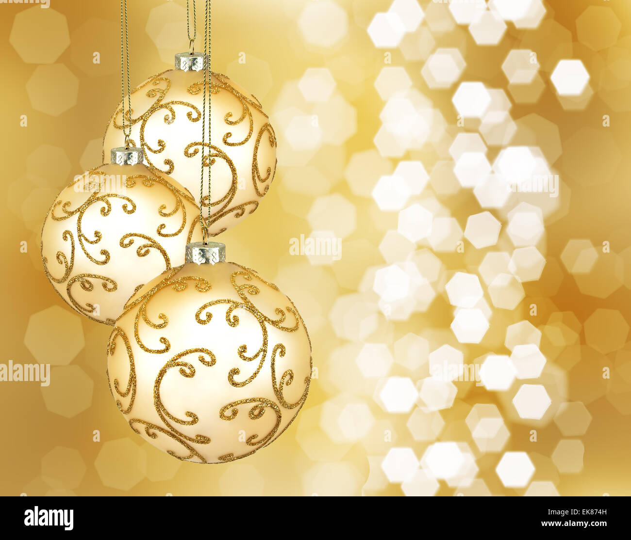Drei schöne goldene Weihnachtskugeln Stockfoto