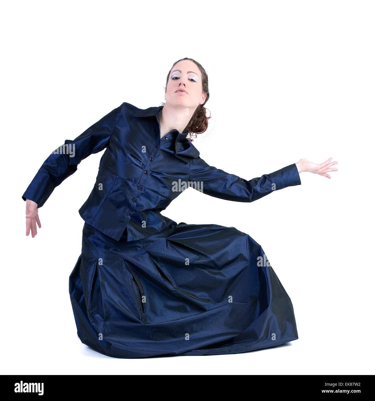 Frau mit langen lockigen Haaren posiert in einer Gala-Kleid Stockfoto