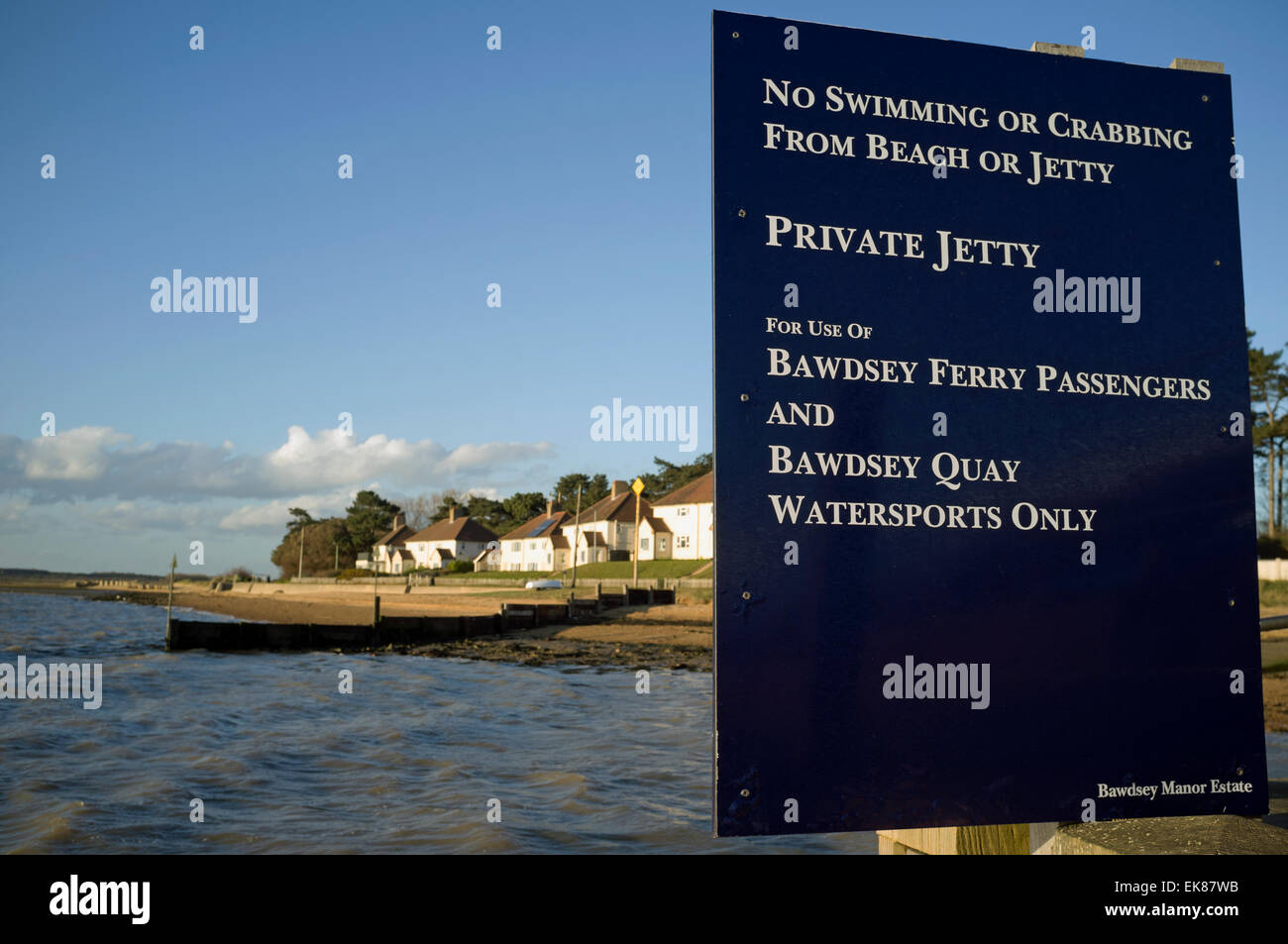 Kein Baden oder Verdrehungen von Strand oder Steg, Fluss Deben, Bawdsey Fähre, Suffolk, UK. Stockfoto