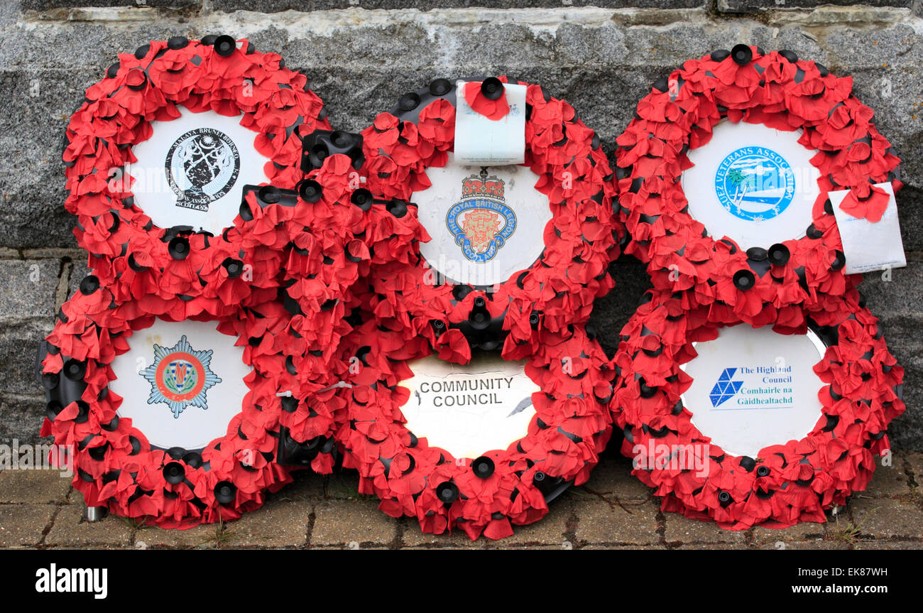 Gedenkstätte Mohn Kränze zu Ehren und erinnern Soldaten verloren in Schottland und Großbritanniens Konflikte, Kingussie, Schottland, Europa Stockfoto