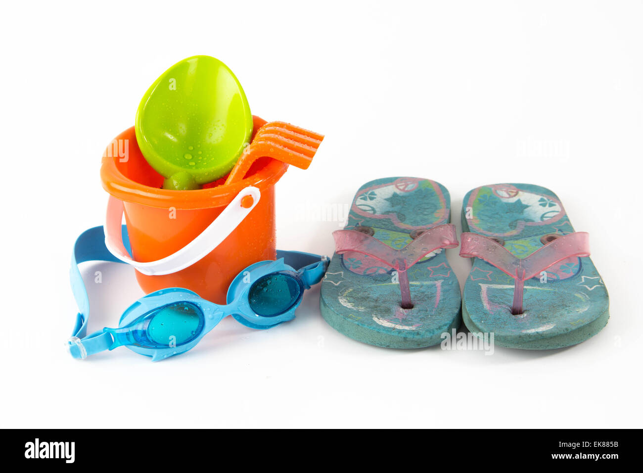 Sommer Spielzeug Eimer mit Spaten Brille Flip Flops isoliert auf weißem  Hintergrund Stockfotografie - Alamy