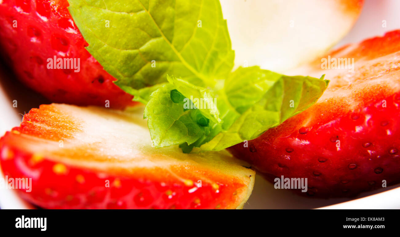 Frische Erdbeeren mit Minze Stockfoto