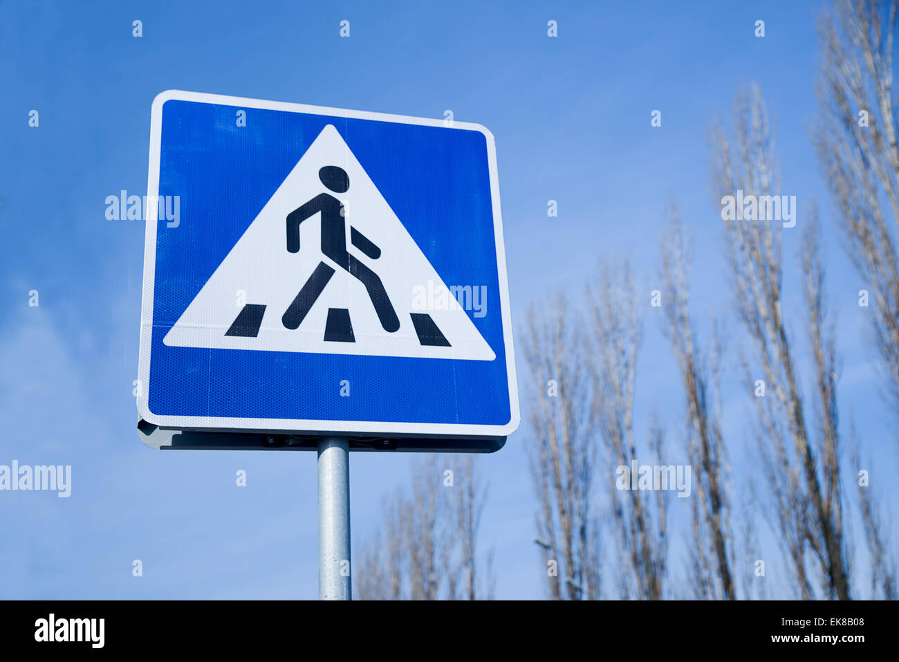 Verkehrszeichen an einem Pfosten gegen den blauen Himmel Stockfoto