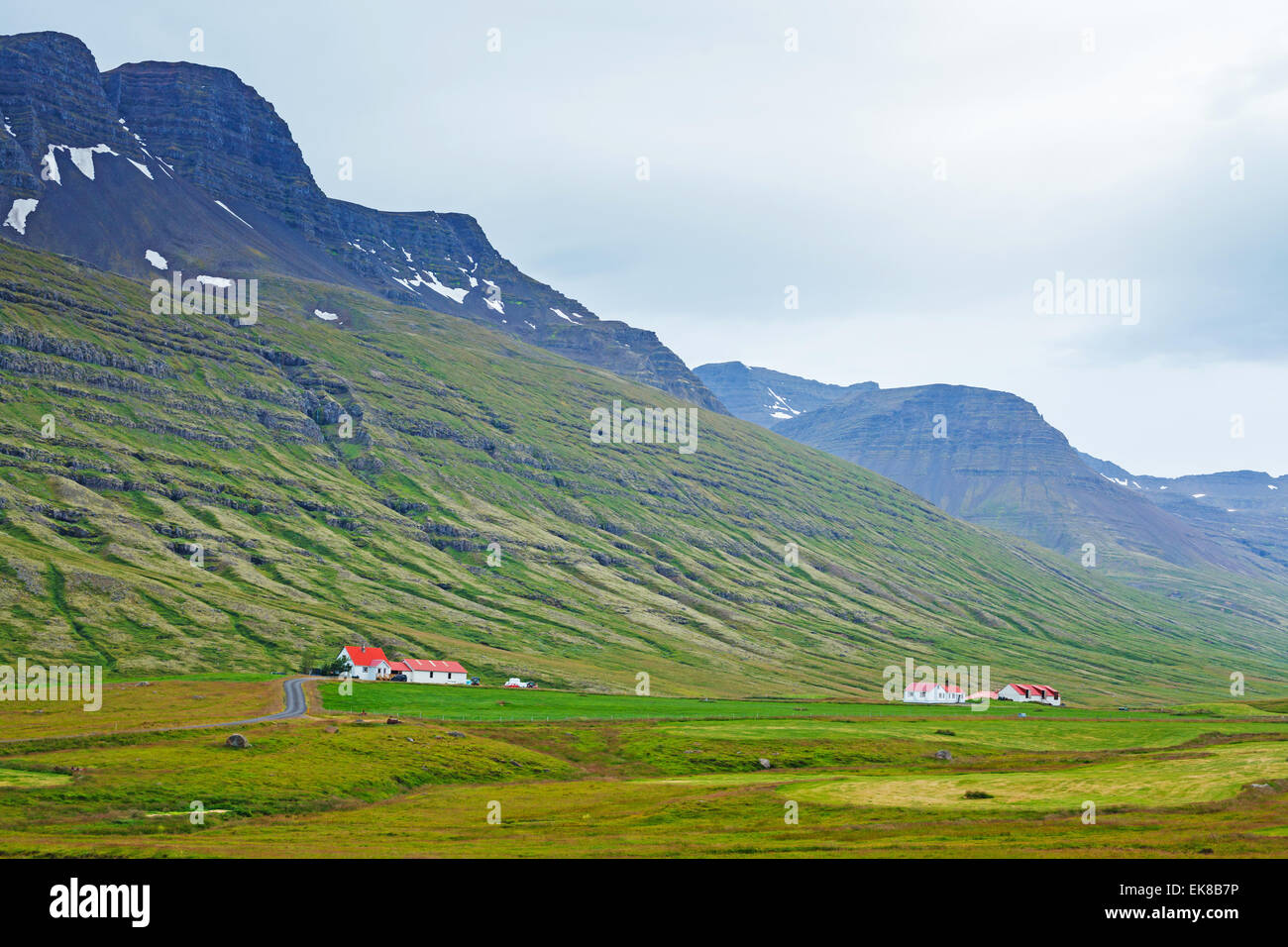 Isländische Landschaft mit Bergen und Häusern Stockfoto
