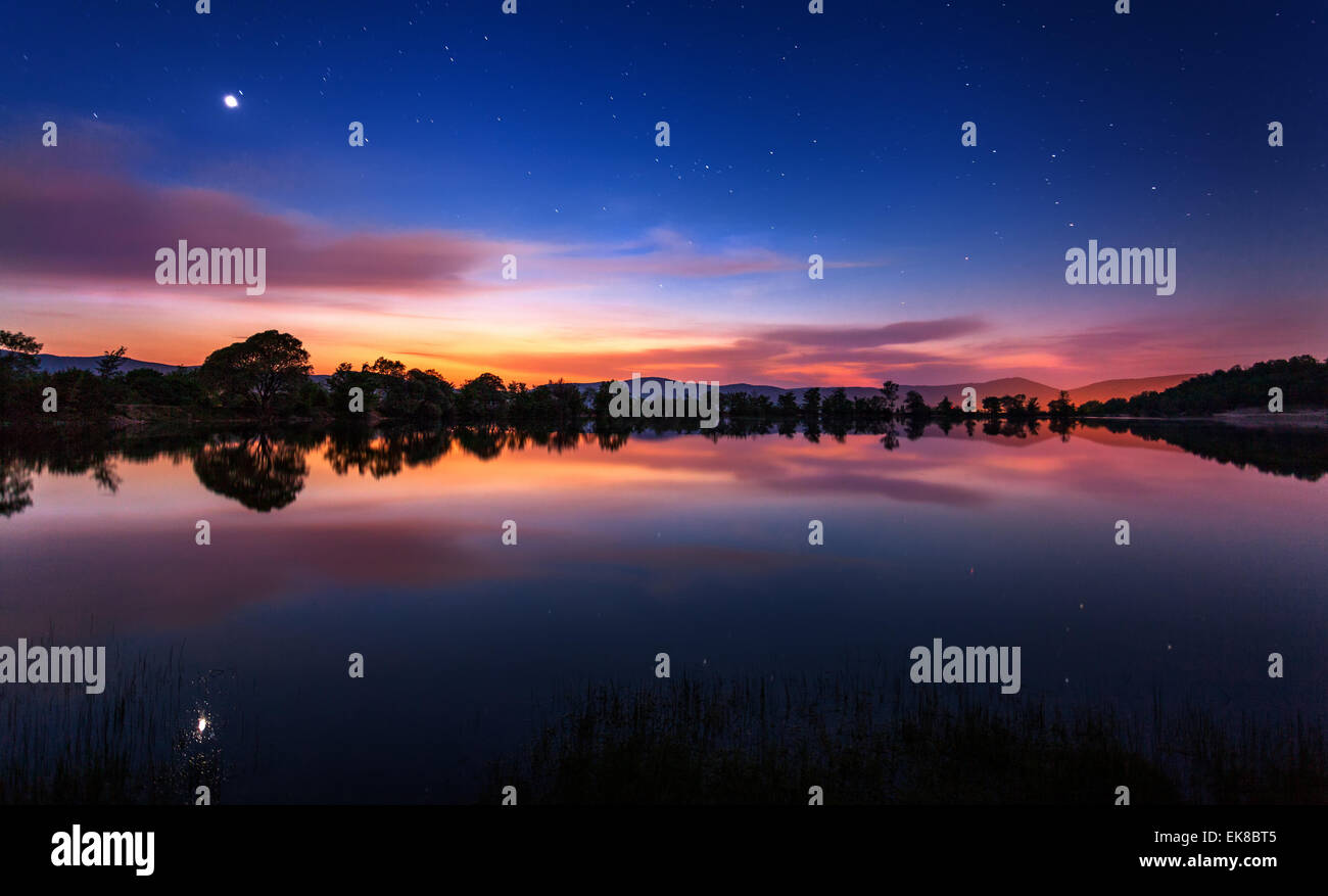 Wunderschöne Frühlingsnacht auf den Teich mit Sternen, Nebeln und Reflexion auf der Krim Stockfoto