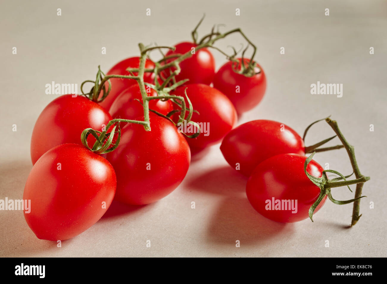 Erdbeer-Tomaten auf den Stielen Stockfoto