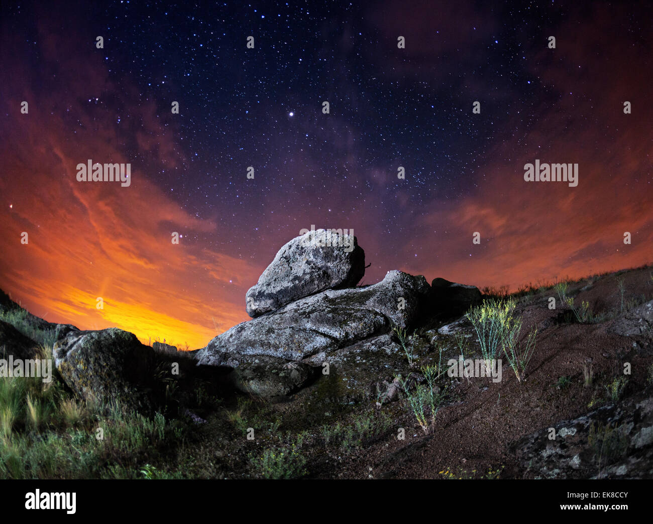 Schönen Sommer Nachthimmel mit Sternen und Wolken. Felsen, Pflanzen und Trail. Ukraine Stockfoto