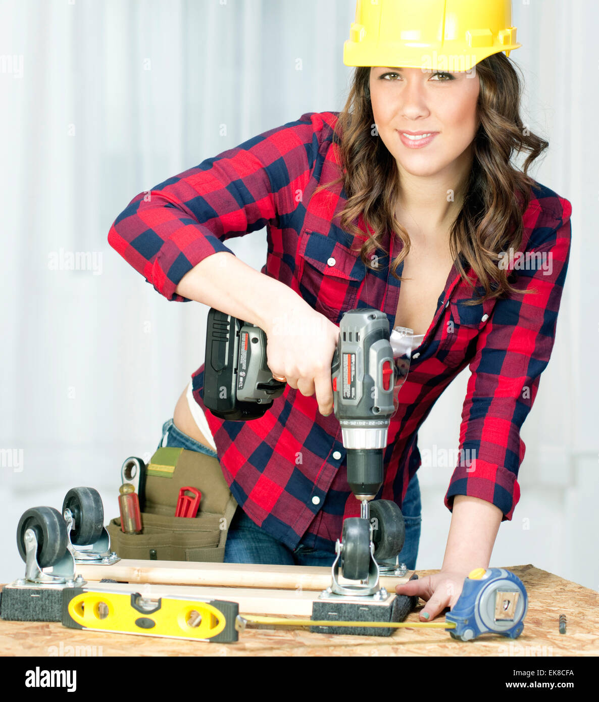 Frau arbeitet auf einer Bank, eine Dolly Reparatur Stockfoto