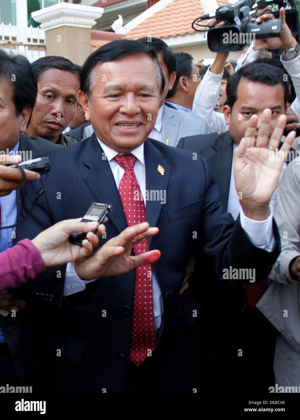 Phnom Penh, Kambodscha. 8. April 2015. Kem Sokha (C), Vize-Präsident der Opposition Kambodscha National Rescue Party (CNRP), spricht zu Reportern, als er ein Gericht in Phnom Penh, Kambodscha, 8. April 2015 geht. Kambodscha Phnom Penh Municipal Court am Mittwoch befragt stellvertretender Oppositionsführer Kem Sokha wieder heftige Proteste nach den Wahlen und seine angeblichen Bemerkungen des Versuchens, Premierminister Hun Sen-Regierung zu stürzen. © Sovannara/Xinhua/Alamy Live-Nachrichten Stockfoto