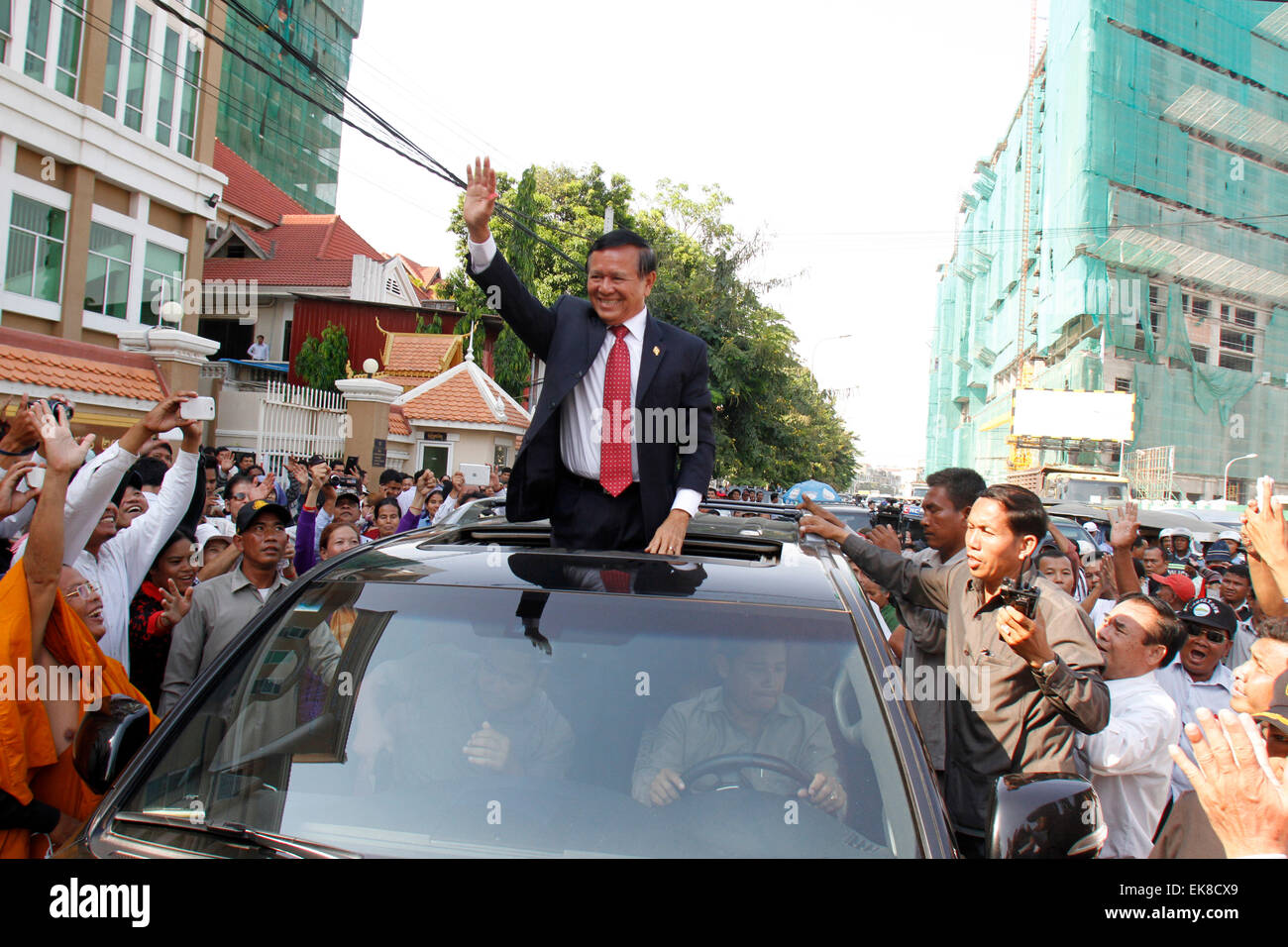 Phnom Penh, Kambodscha. 8. April 2015. Kem Sokha (C), Vize-Präsident der Opposition Kambodscha National Rescue Party (CNRP), verlässt ein Gericht in Phnom Penh, Kambodscha, 8. April 2015. Kambodscha Phnom Penh Municipal Court am Mittwoch befragt stellvertretender Oppositionsführer Kem Sokha wieder heftige Proteste nach den Wahlen und seine angeblichen Bemerkungen des Versuchens, Premierminister Hun Sen-Regierung zu stürzen. © Sovannara/Xinhua/Alamy Live-Nachrichten Stockfoto