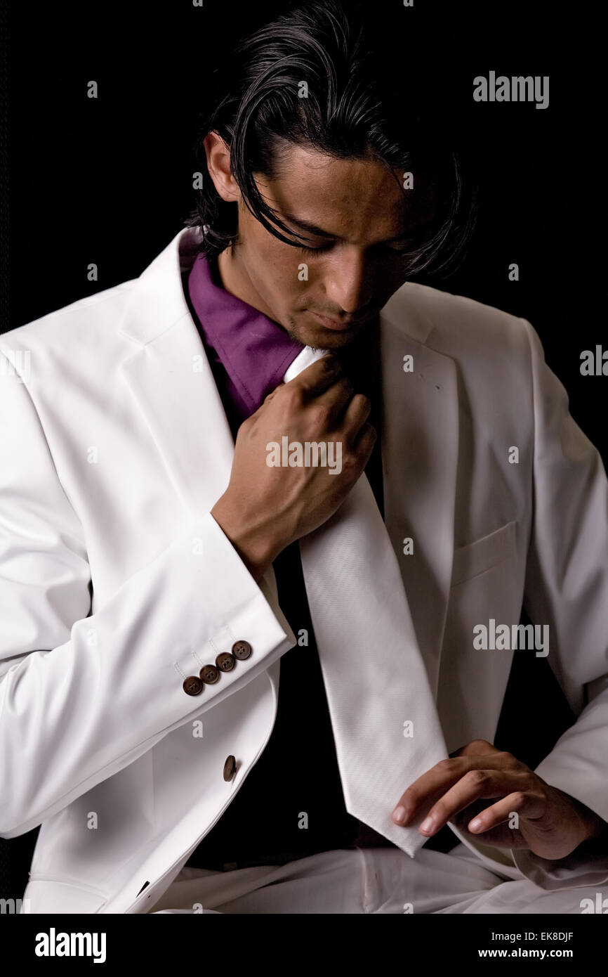 TYoung Mann mit seiner Krawatte Stockfoto